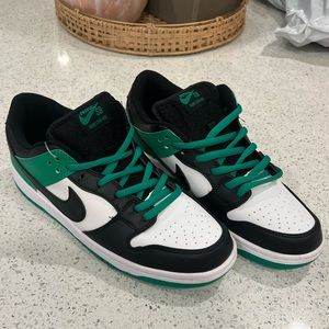 Nike Dunks (KNOCK-OFFS) please read description